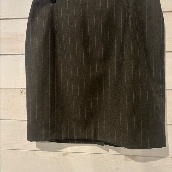 Lauren Ralph Lauren 100%
Worsted Wool Pencil Skirt Size 14
Charcoal Gray Striped - Picture 9 of 11